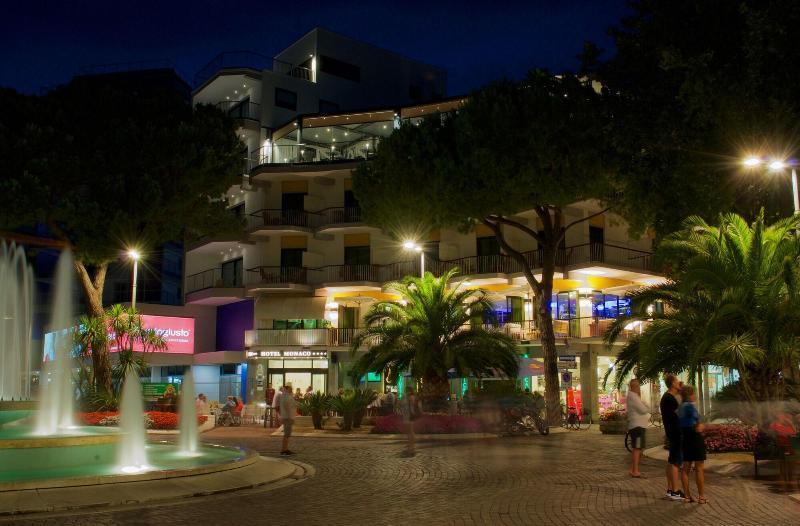 Hotel Monaco Lignano Sabbiadoro Exterior foto
